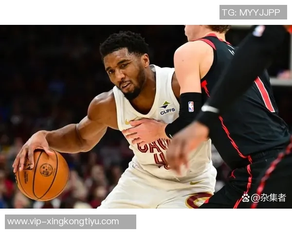 米切尔全场表现亮眼22投11中三分命中率高达36砍下32分9篮板5助攻正负值13